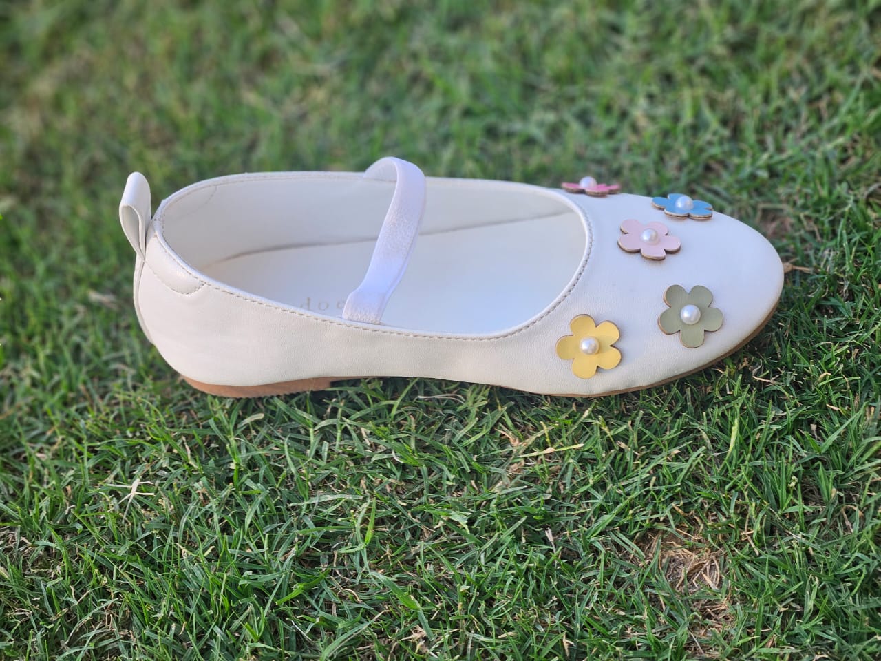 White Daisy Ballerina